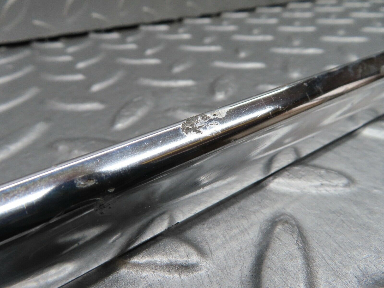 18139 Mercedes-Benz W123 200 Front Right Door Chrome Moulding Trim