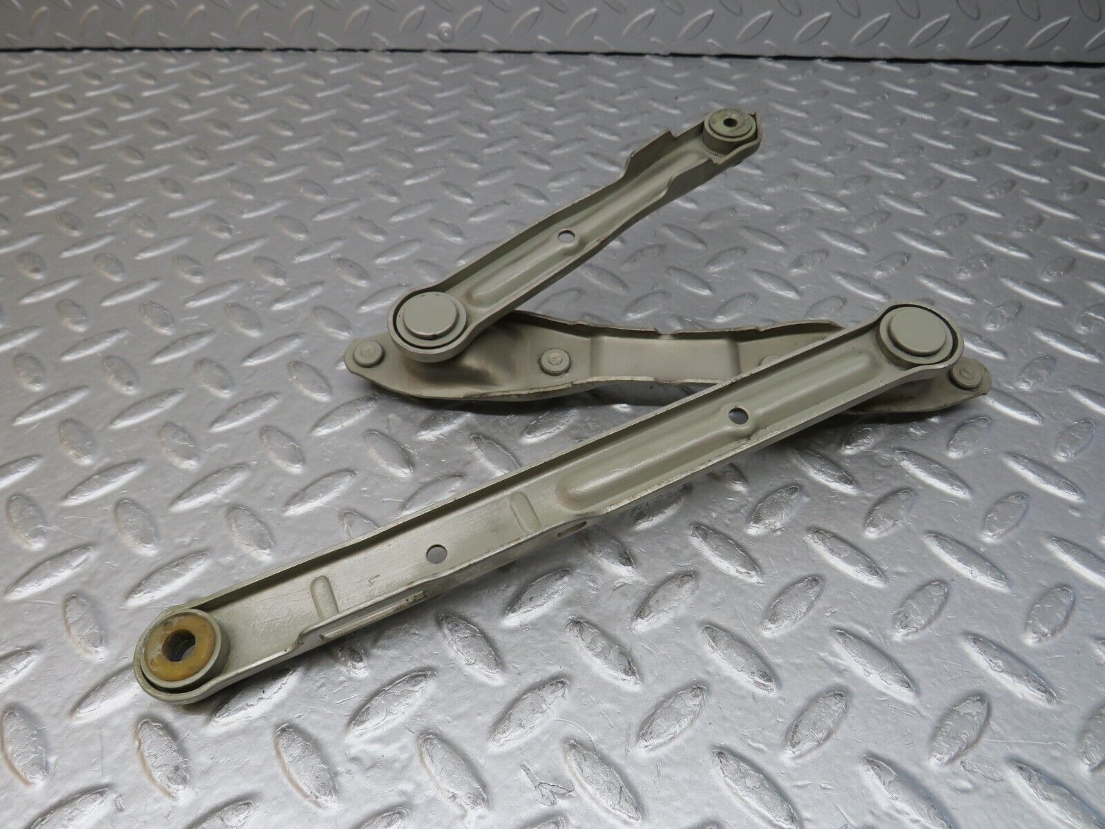 36537 Mercedes-Benz W201 190E 2.0L Bonnet Hinge Right Side