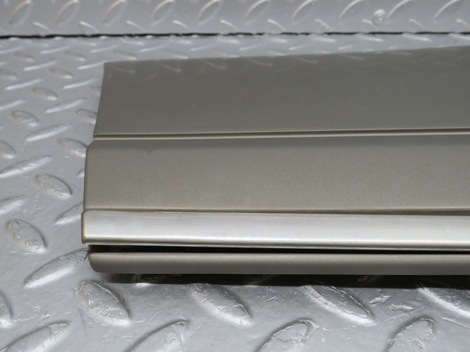 35968 Mercedes-Benz W126 420SE Front Left Fender Wing Moulding Trim 1266903540