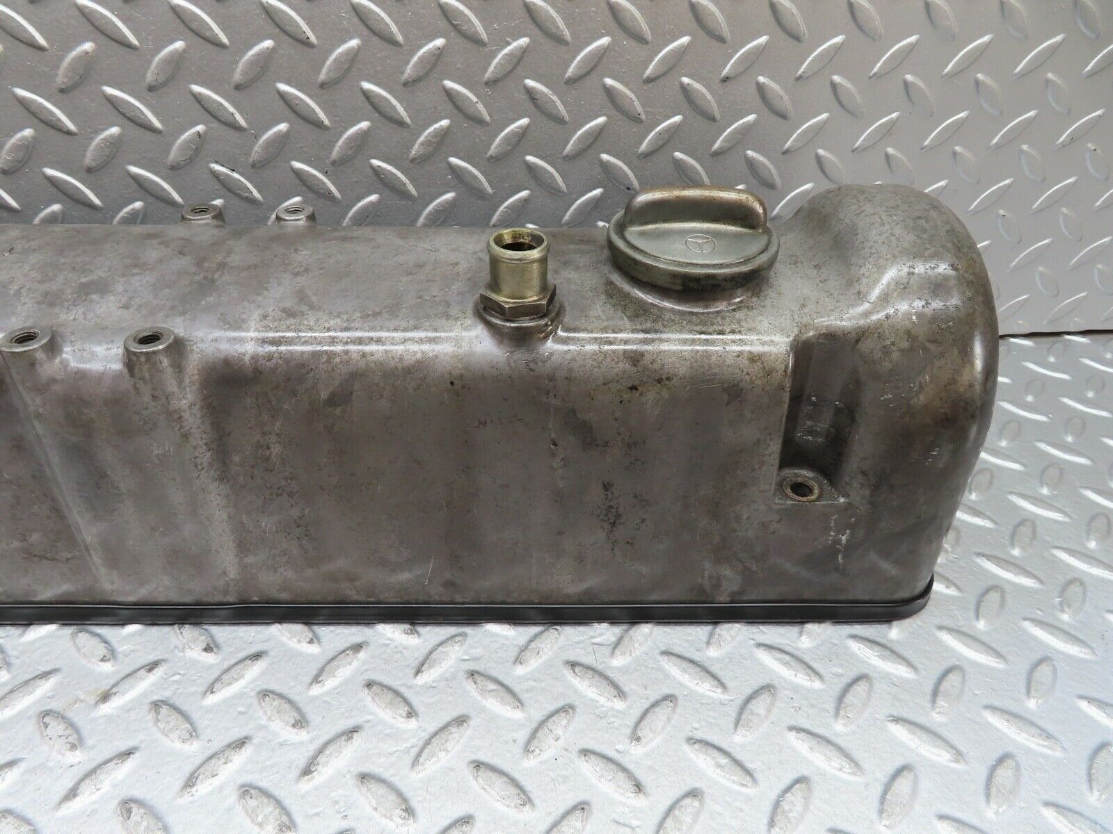 19271 Mercedes-Benz W123 300D Cylinder Head Valve Cover 6170160305
