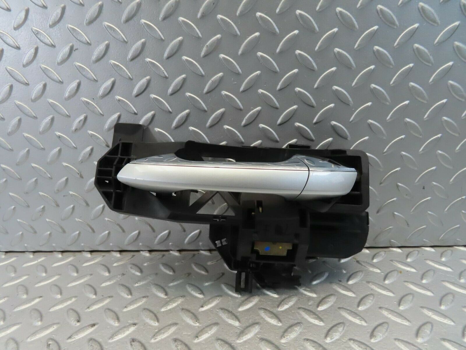 11172 Mercedes-Benz W221 S320 Front Left Door Handle 2217601334