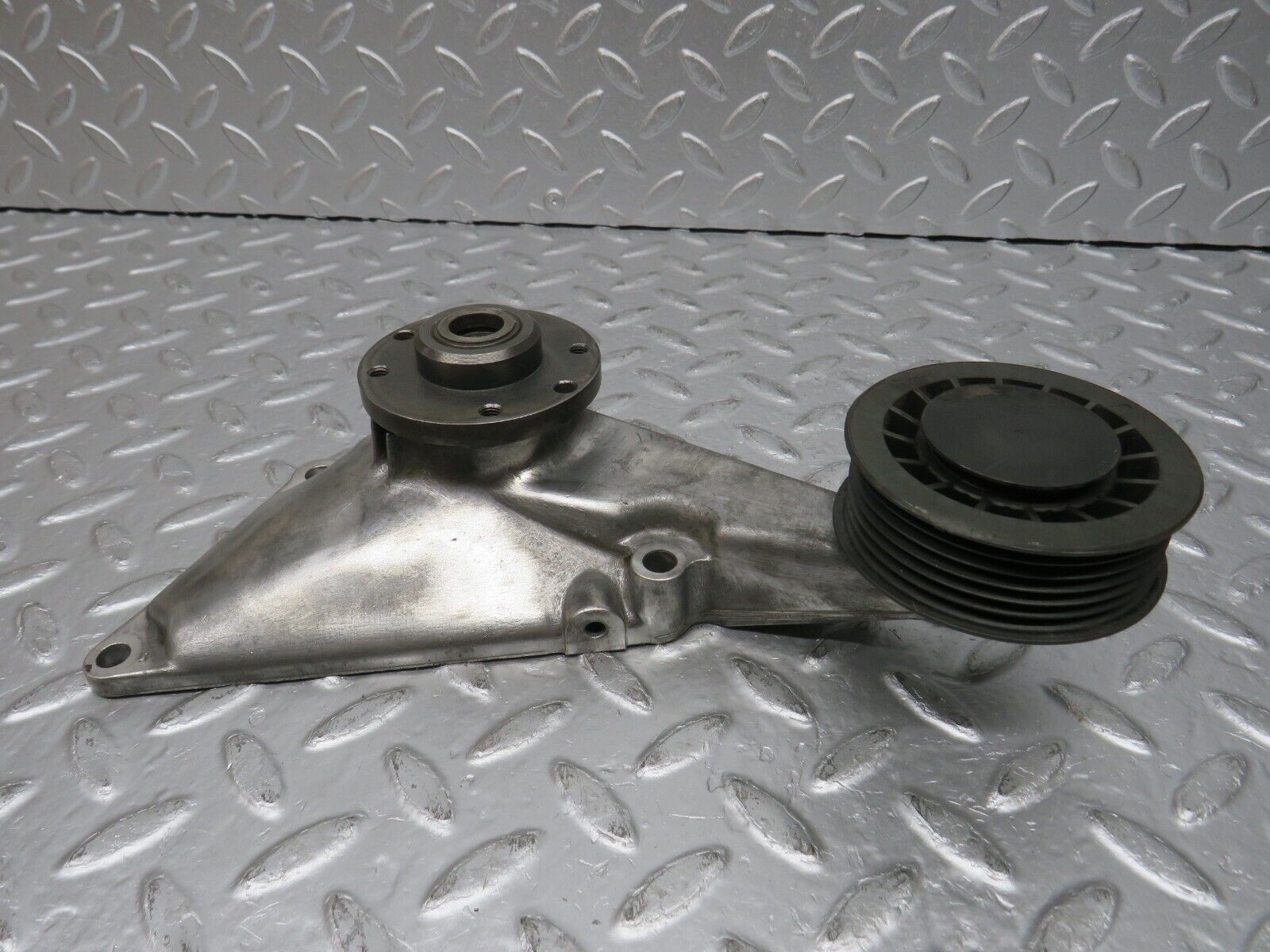 32626 Mercedes-Benz S124 300TE Engine Cooling Fan Clutch Bracket 1032050805