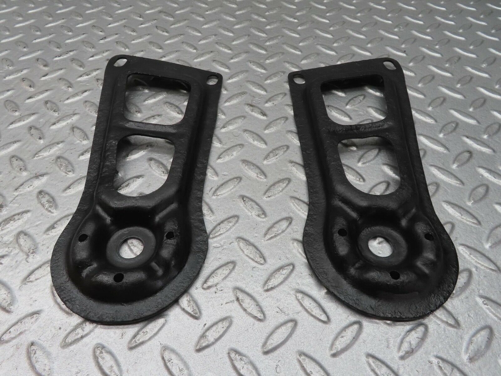 13633 Mercedes-Benz W123 200 Rear Suspension Axle Mounting Bracket