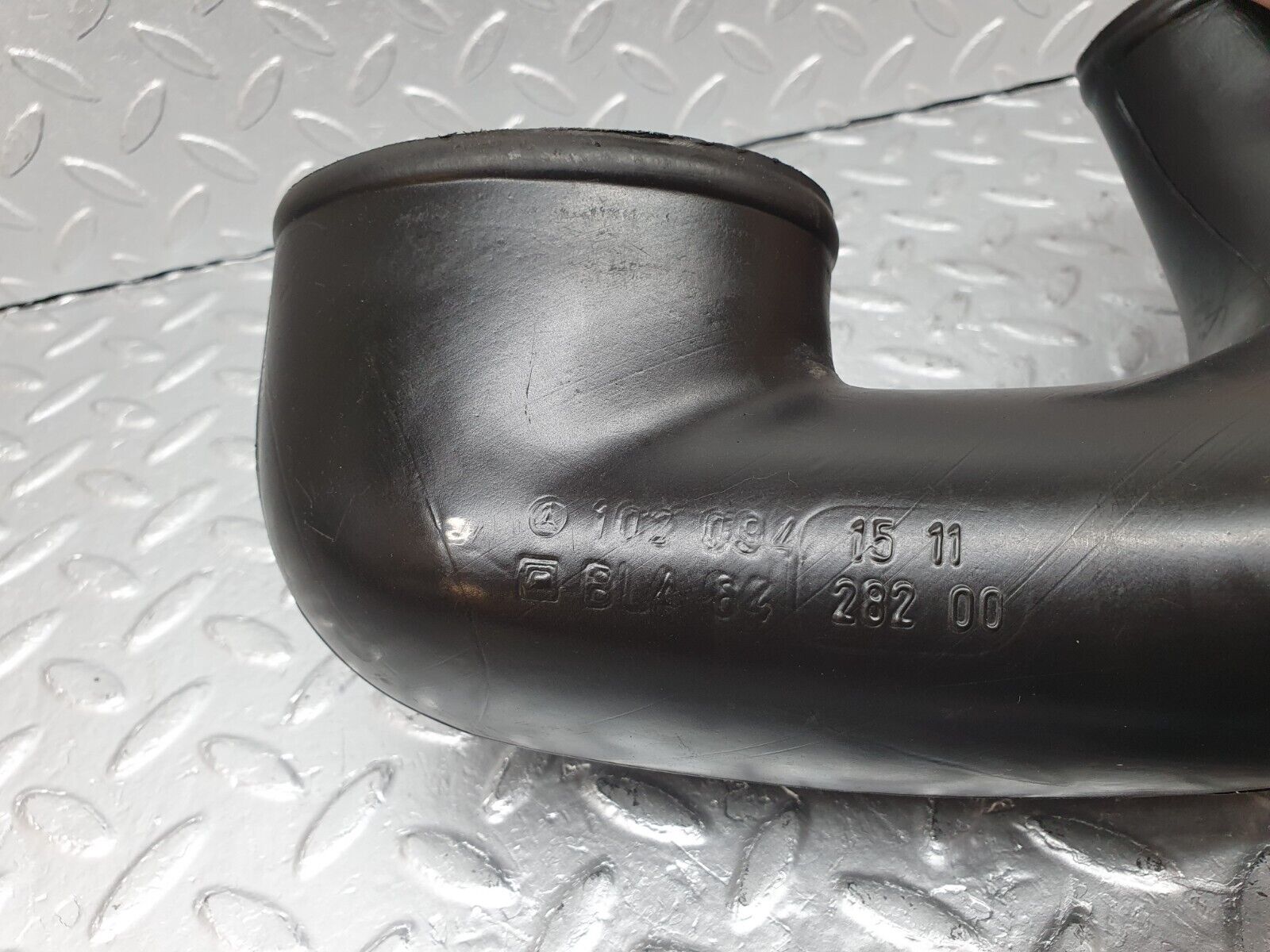 41441 Mercedes-Benz W124 200E Air Intake Pipe 1020941511