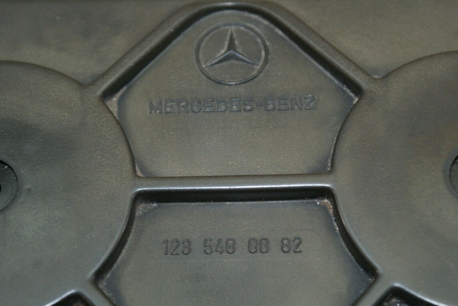 2940 Mercedes-Benz C123 280CE Coupe Fuse Box Cover Lid 1235400082