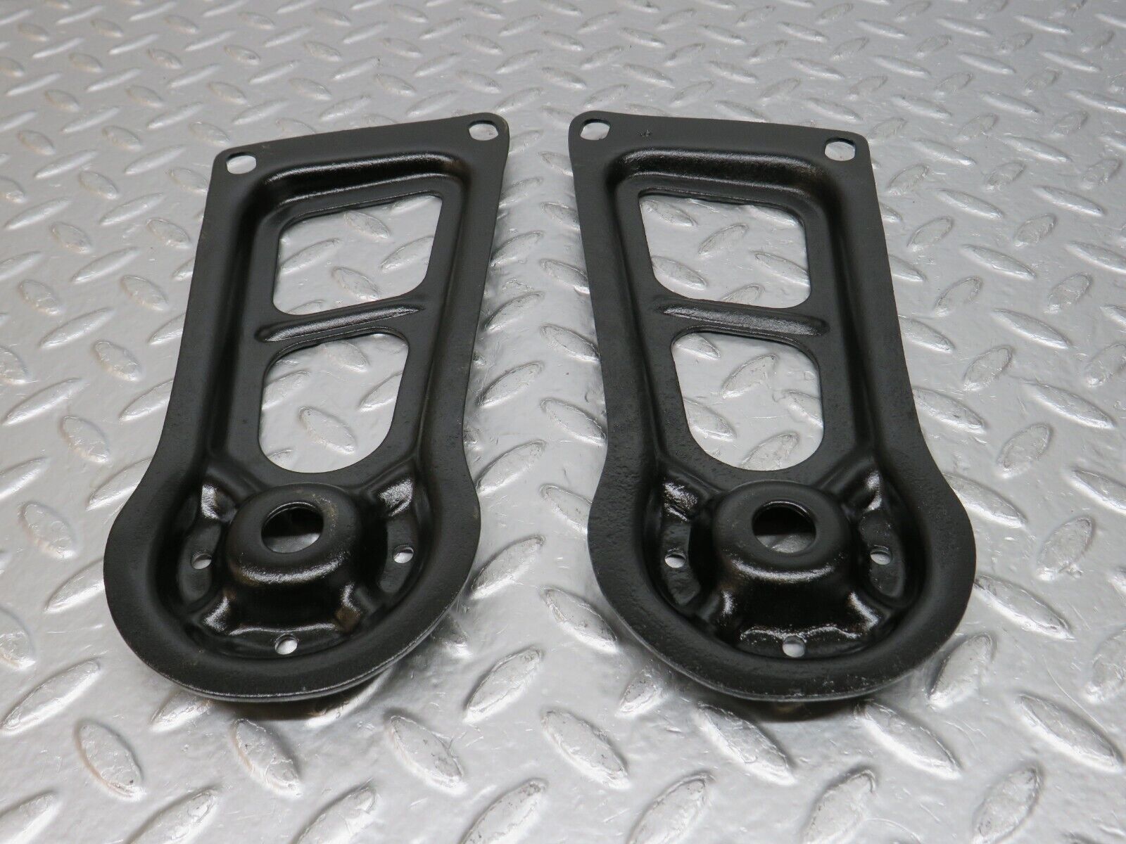 0806 Mercedes-Benz C107 350SLC Coupe Coupe Rear Suspension Axle Mounting Bracket