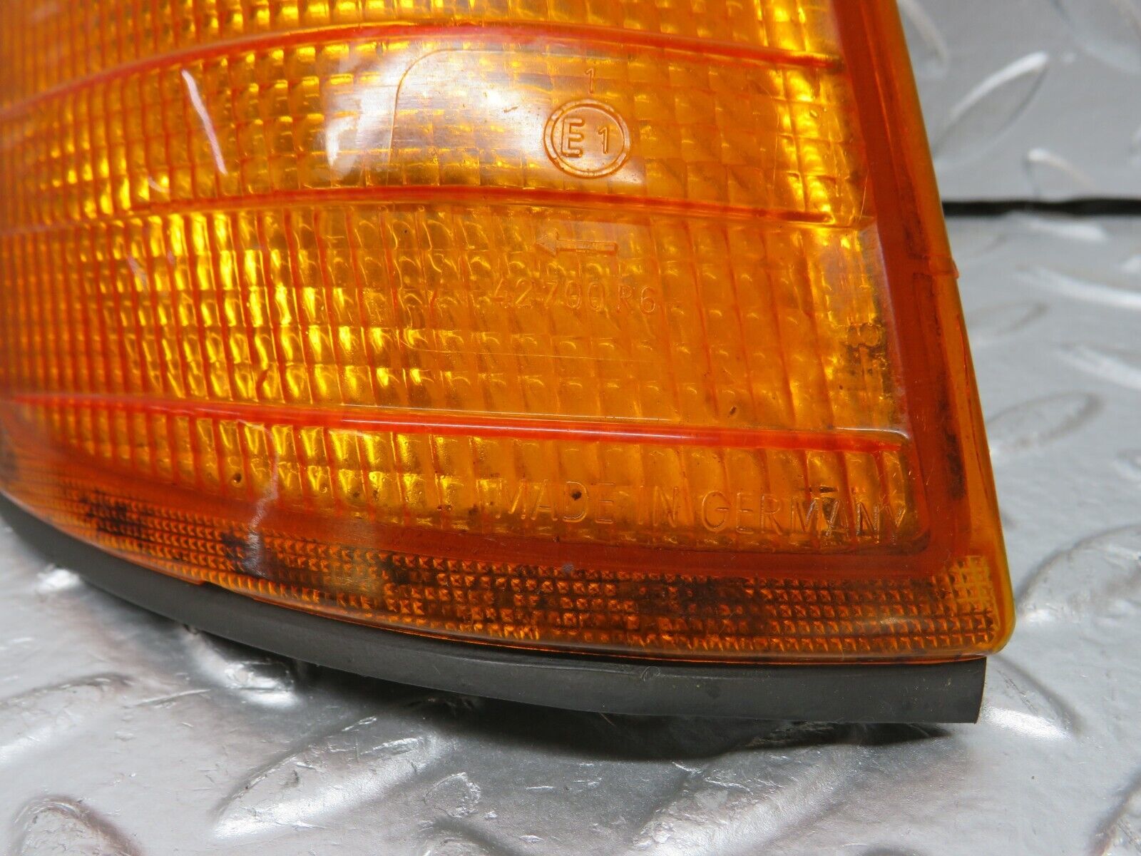 31273 Mercedes-Benz S124 220TE Wagon Front Right Indicator Light Bosch 42700R6