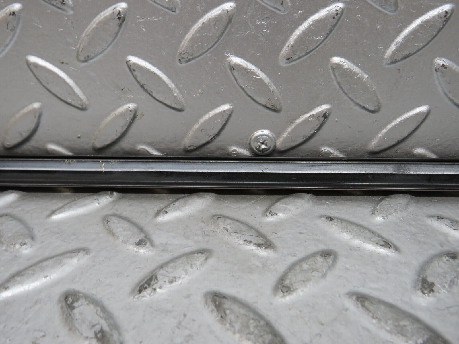 29003 Mercedes-Benz C124 320CE Coupe Rear Left Window Exterior Chrome Trim