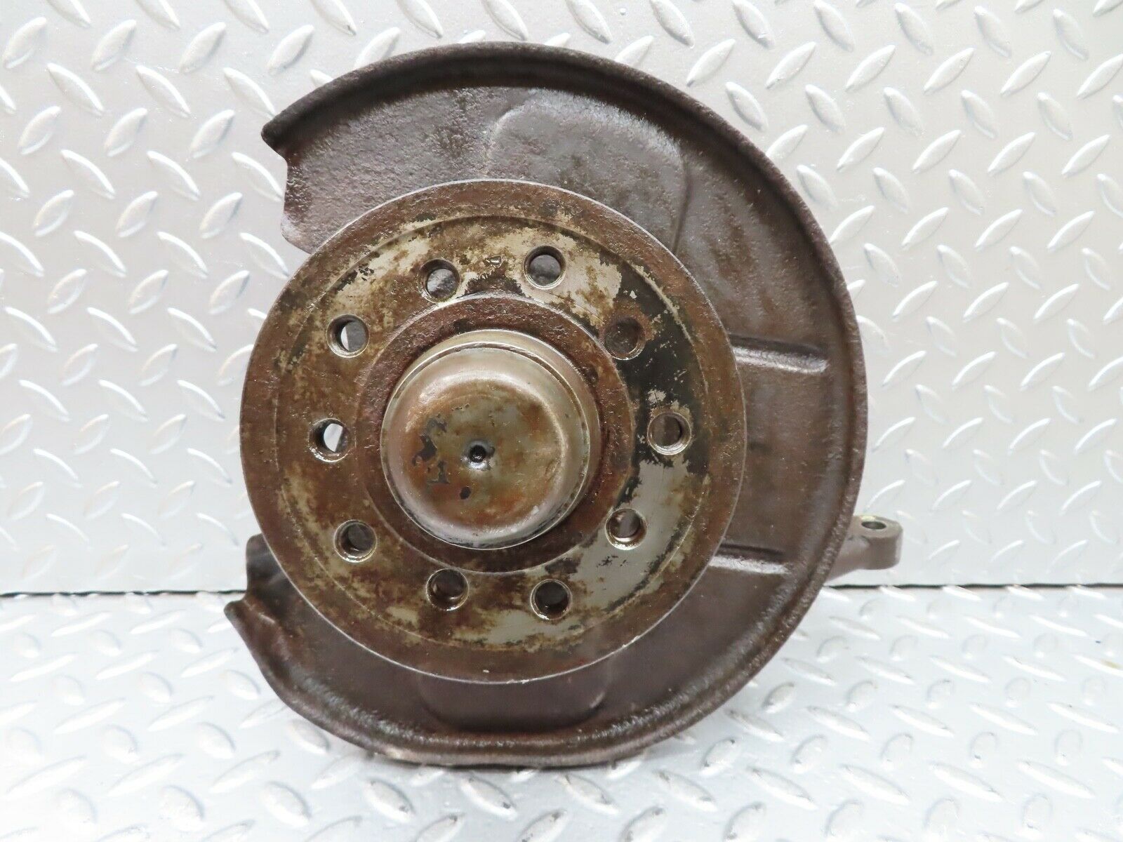 20490 Mercedes-Benz W114 280CE Coupe Front Left Wheel Hub