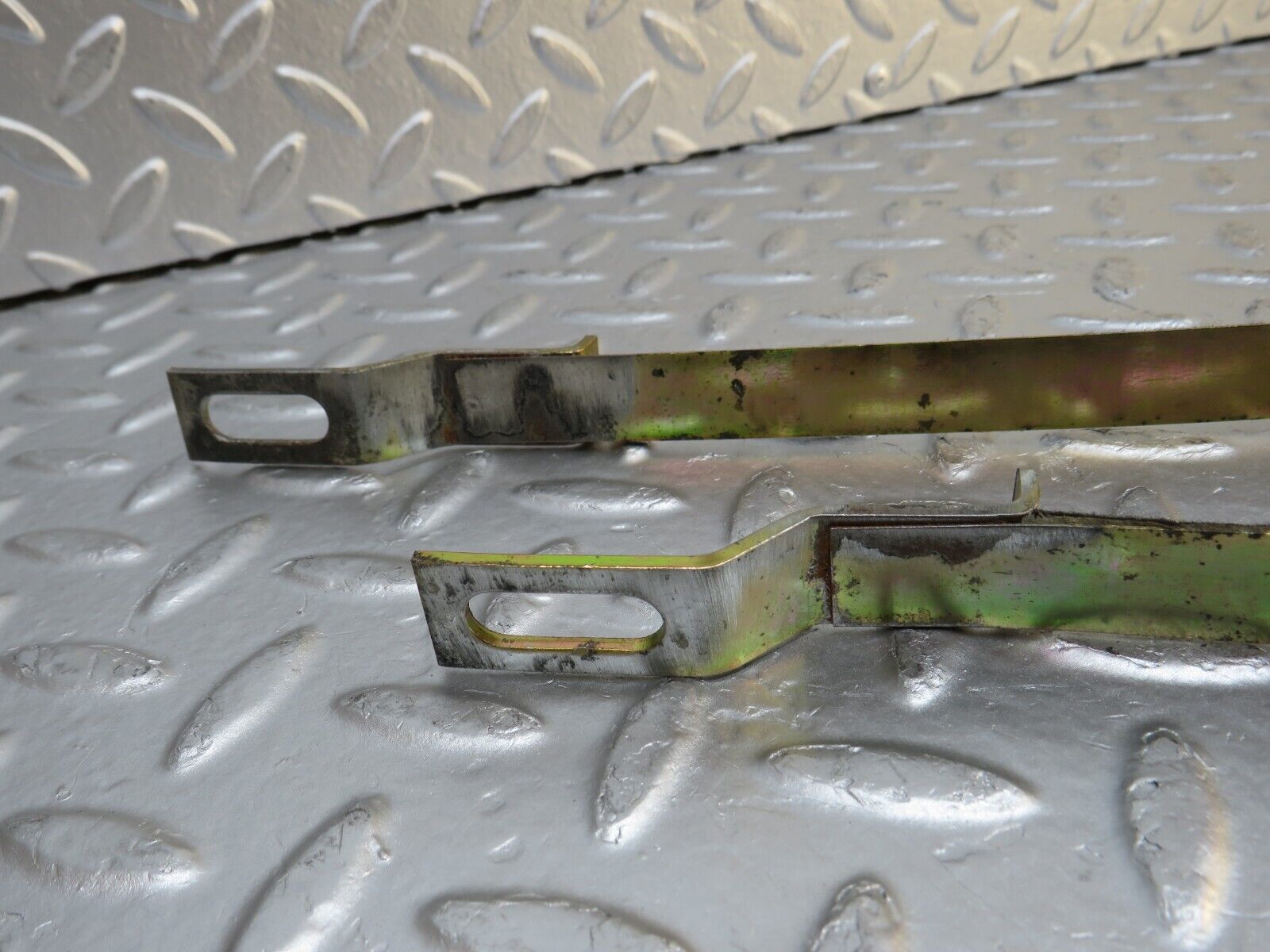0449 Mercedes-Benz W123 230E Heater Box Holder Strap