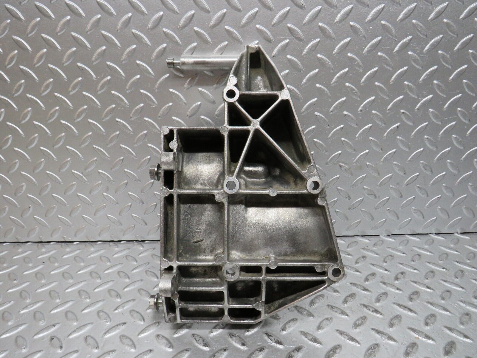 29028 Mercedes-Benz C124 320CE Coupe Alternator Generator Bracket 1041550135