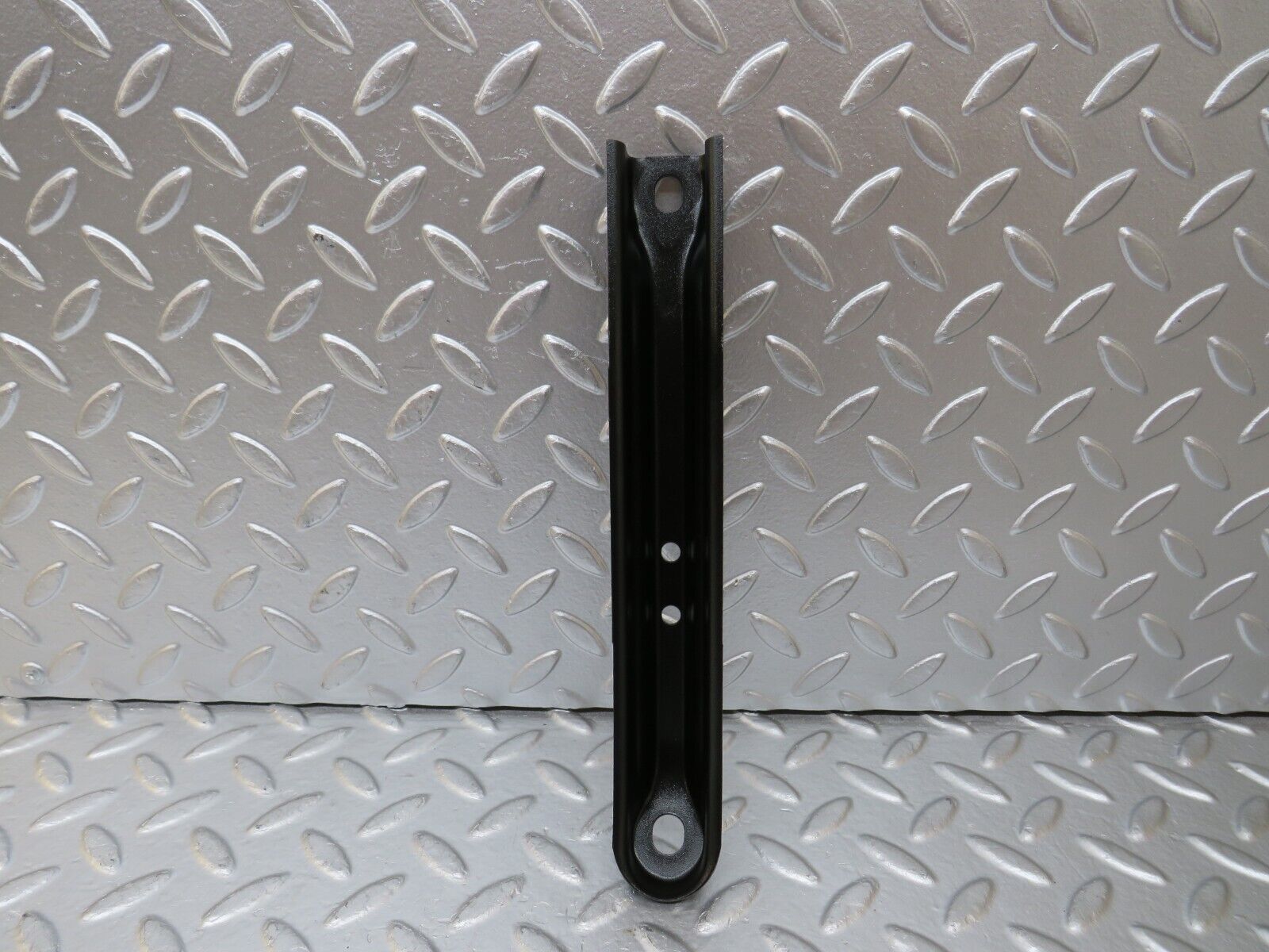 25555 Mercedes-Benz W123 200 Air Intake Manifold Bracket