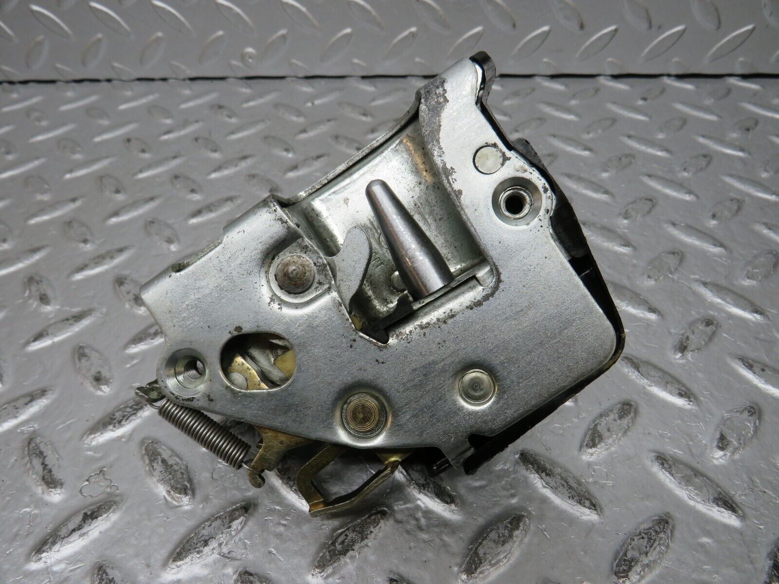 32141 Mercedes-Benz W123 230E Front Right Door Lock Mechanism 1237230208