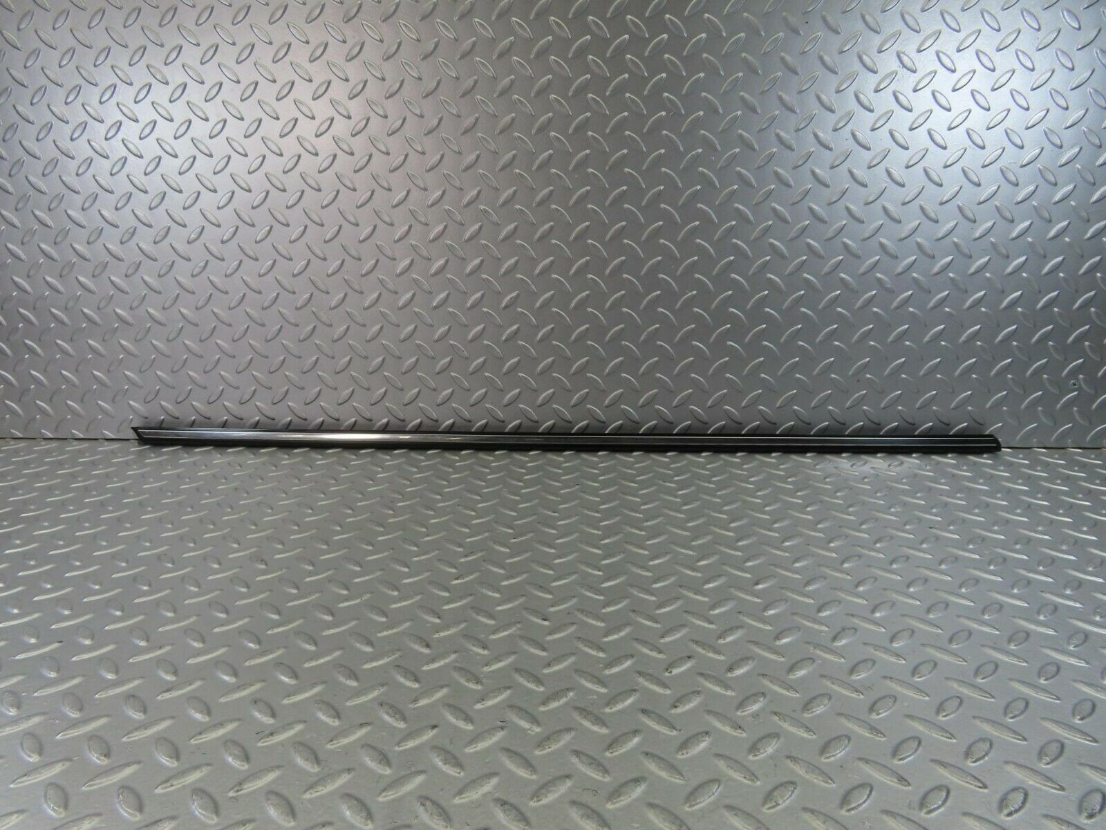 10266 Mercedes-Benz W123 Front Left Door Centre Moulding Trim