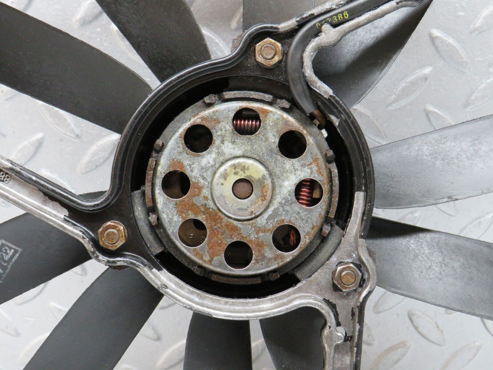 37835 Mercedes-Benz A124 320E Cabriolet Radiator Cooling Fan AEG 0005008593 170080801 1295050455