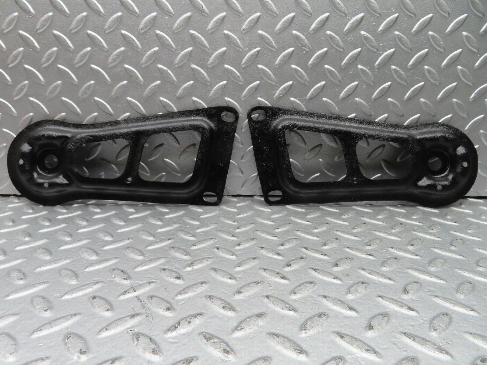 21289 Mercedes-Benz W123 230E Rear Suspension Axle Mounting Bracket