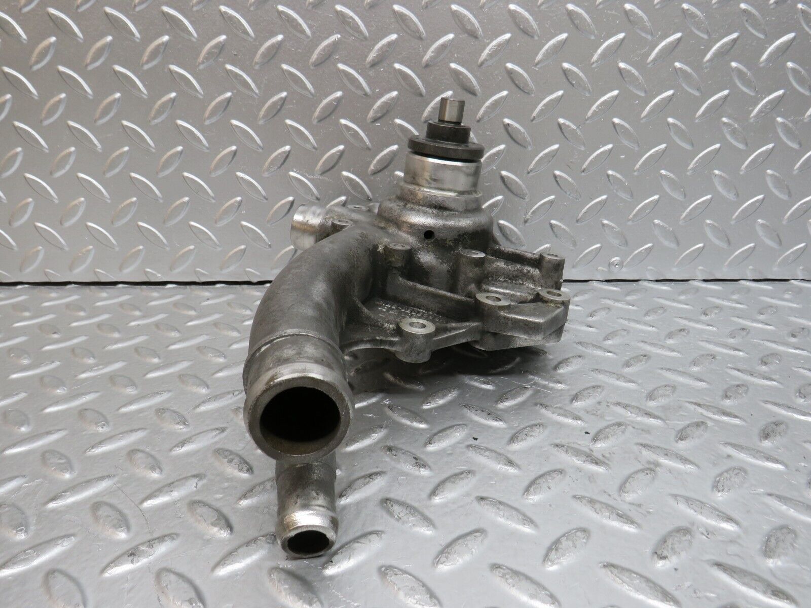 29508 Mercedes-Benz W124 230E Water Pump 1022011701