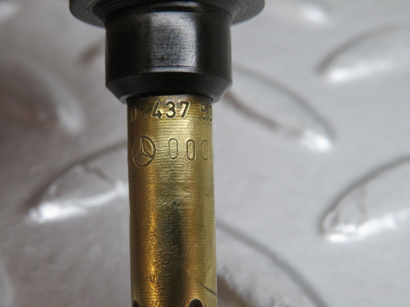 29577 Mercedes-Benz W124 230E Fuel Injector 0437502047 0000785623