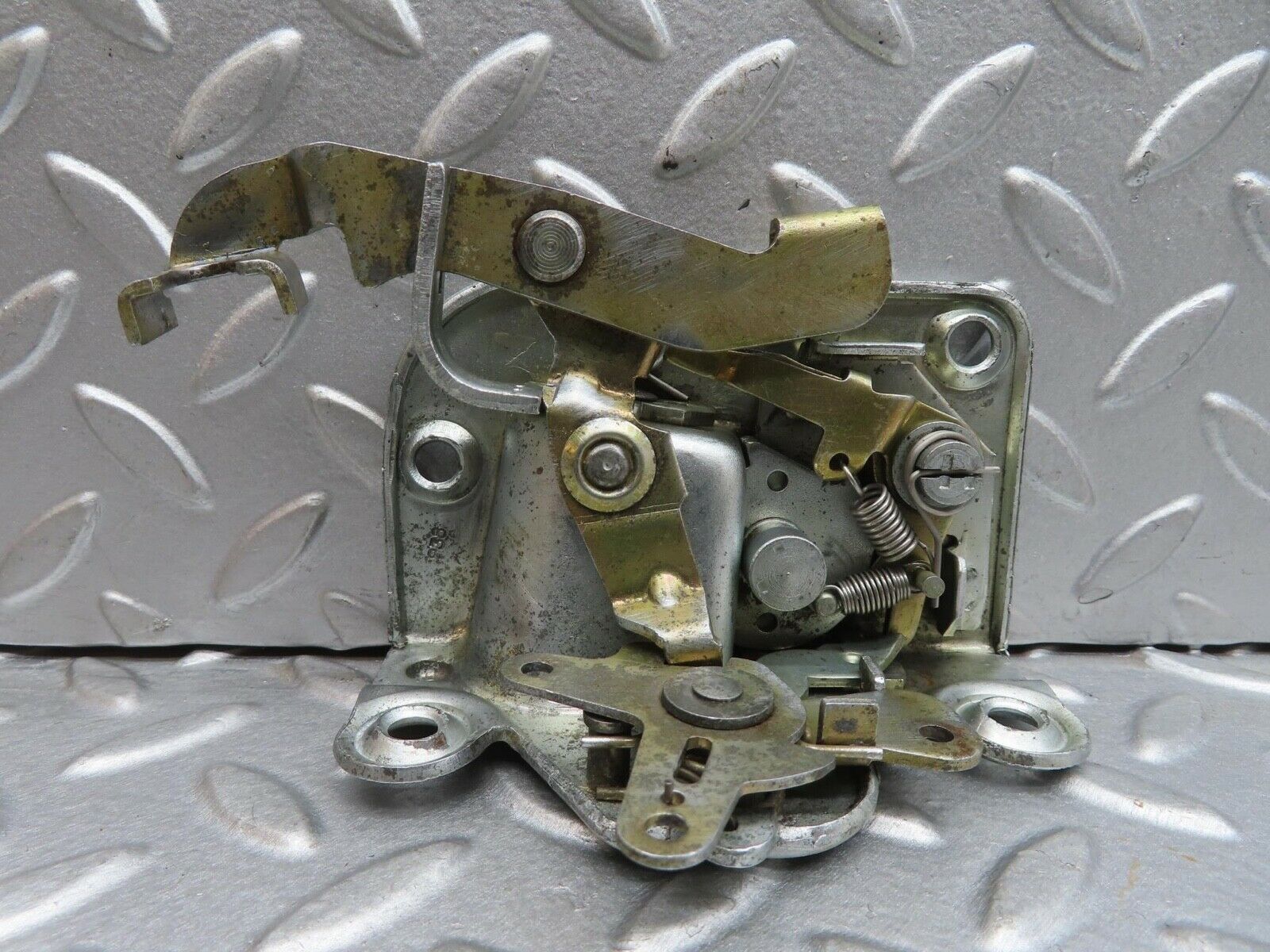 13897 Mercedes-Benz C107 280SLC Left Door Lock Mechanism