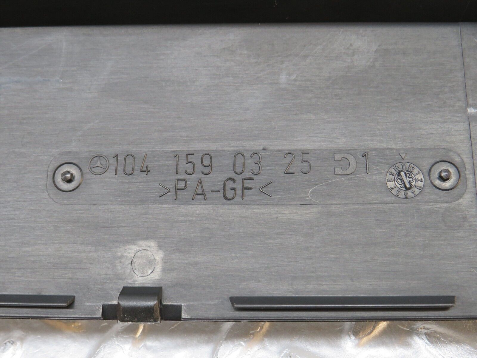 38372 Mercedes-Benz R129 280SL Coupe Ignition Wire Cover 1041590325