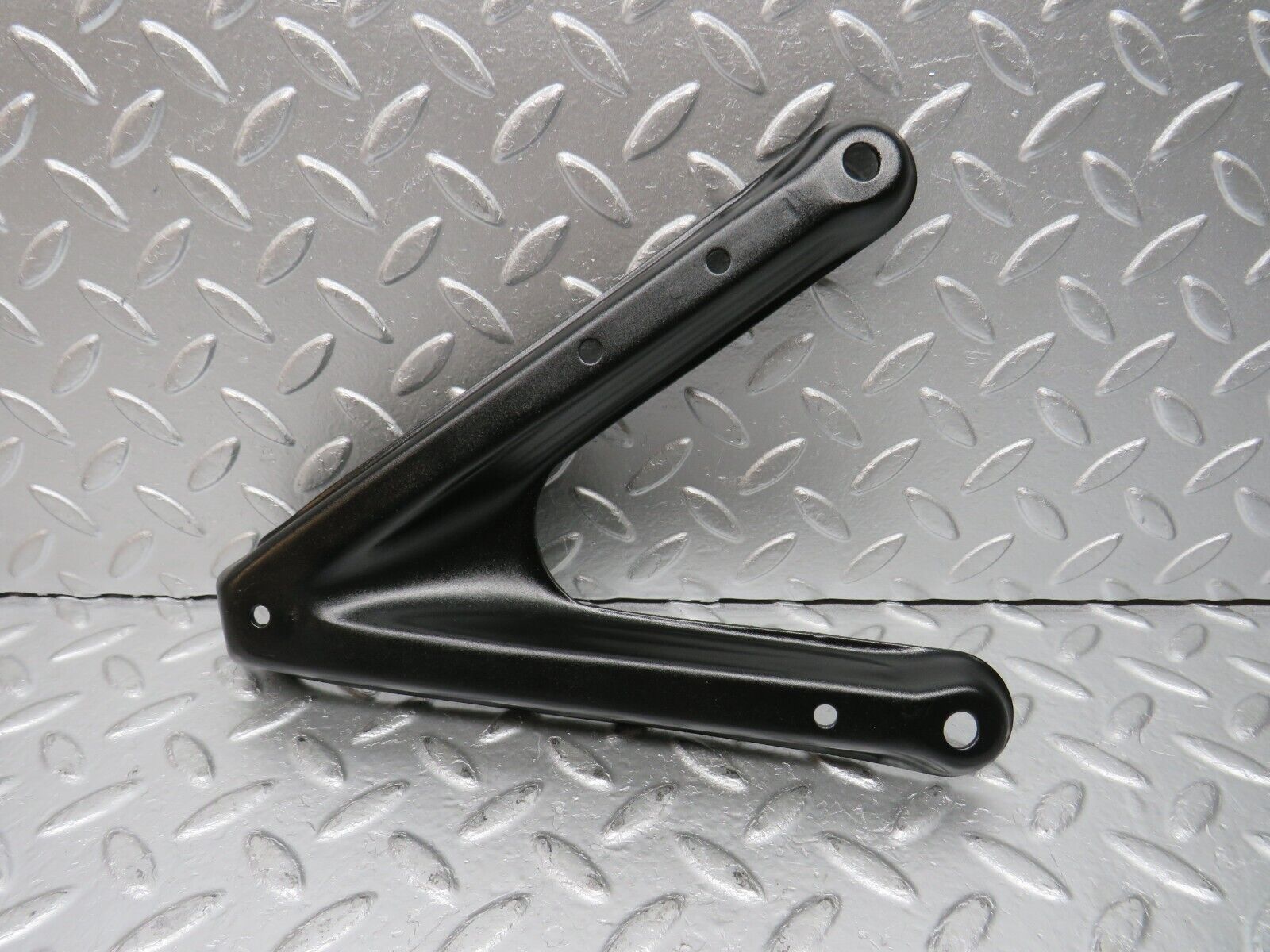 31472 Mercedes-Benz S124 220TE Wagon Air Intake Manifold Bracket