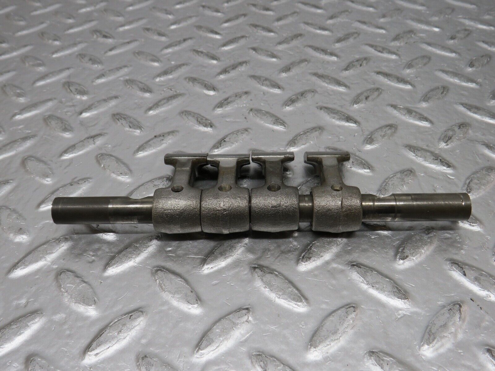 0362 Mercedes-Benz W123 220D Camshaft Rocker Arm With Shaft