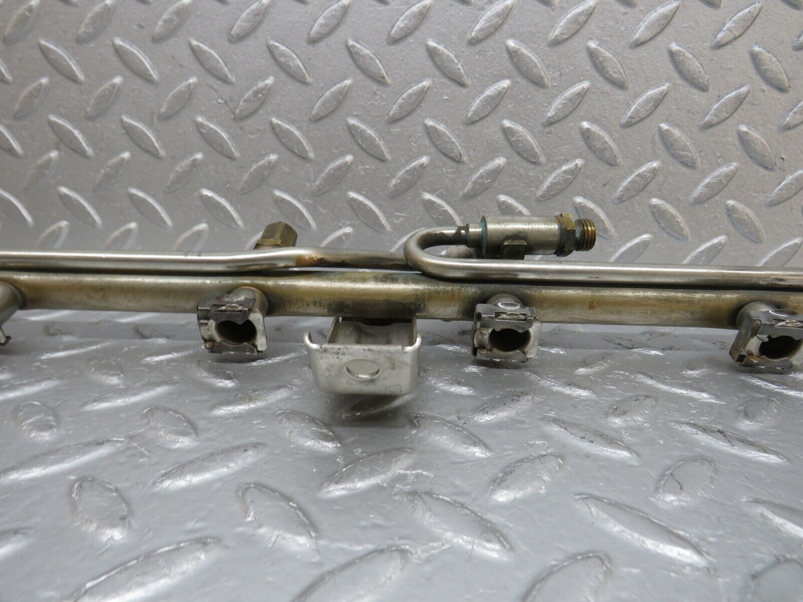 38079 Mercedes-Benz A124 320E Cabriolet Fuel Injector Rail