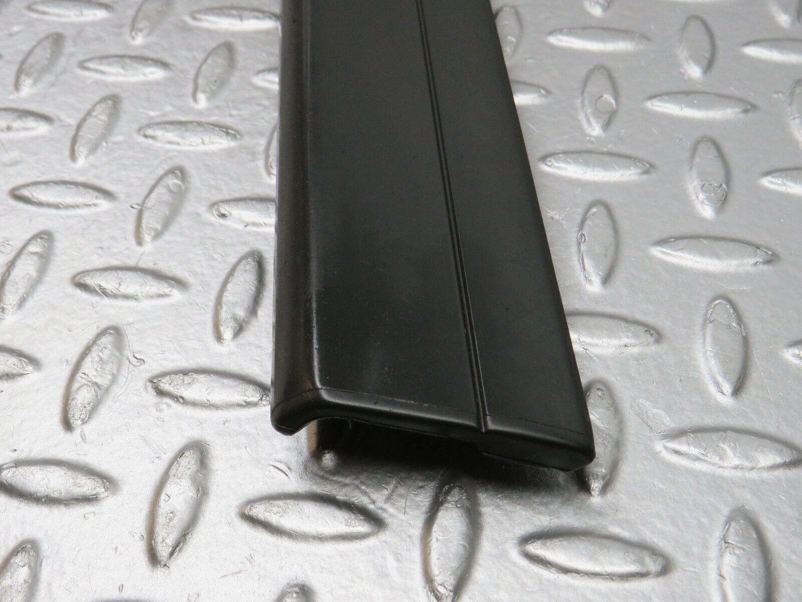 32301 Mercedes-Benz S124 300TE Wagon Front Right Door Centre Moulding Trim