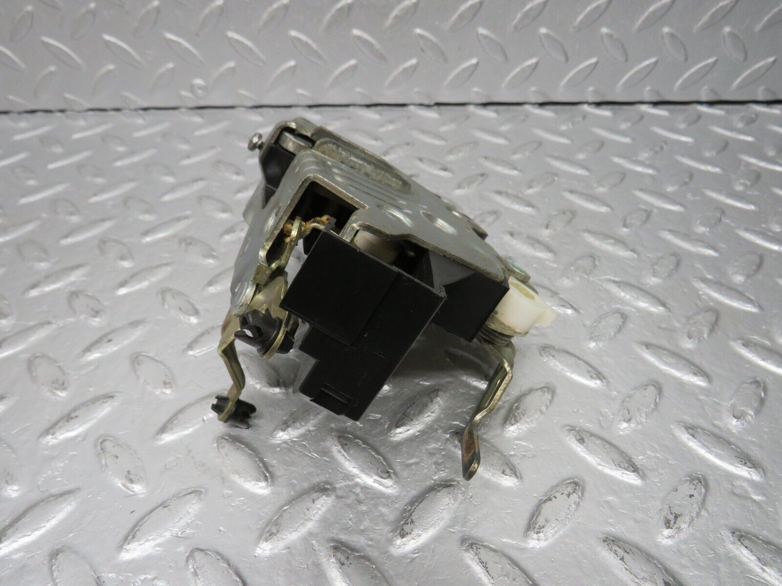 39465 Mercedes-Benz R129 320SL Coupe Left Door Lock Mechanism