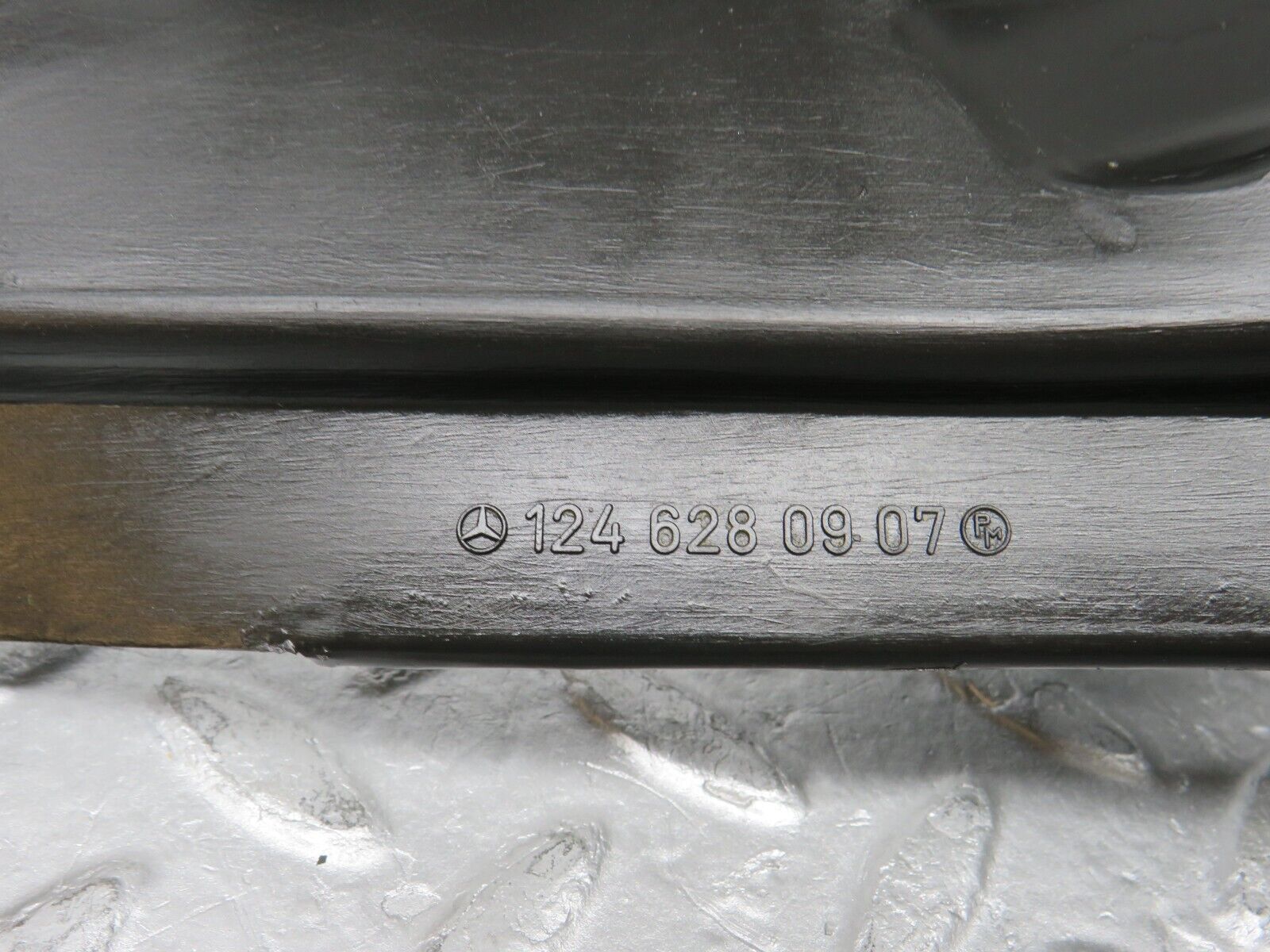 37777 Mercedes-Benz A124 320E Cabriolet Covering Side Member Pair 1246280907 1246281007