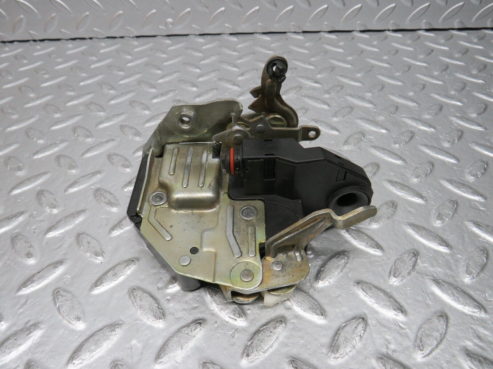31392 Mercedes-Benz S124 220TE Wagon Front Left Door Lock Mechanism