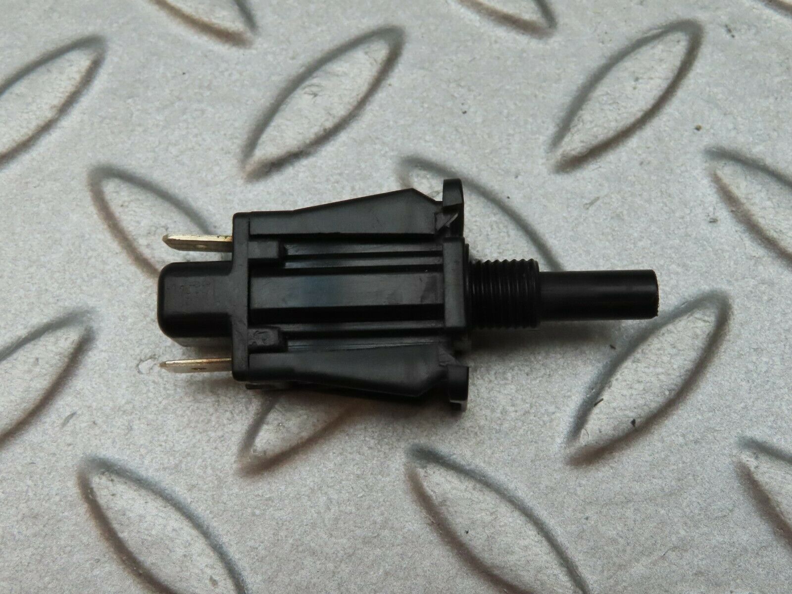 3835 Mercedes-Benz S123 200T Wagon Door Contact Switch 2018201110