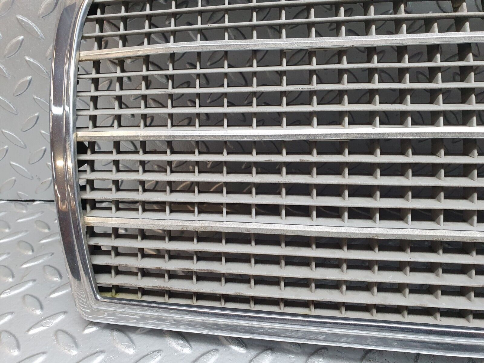 41221 Mercedes-Benz W126 300SE Bonnet Grill Chrome 1268880423