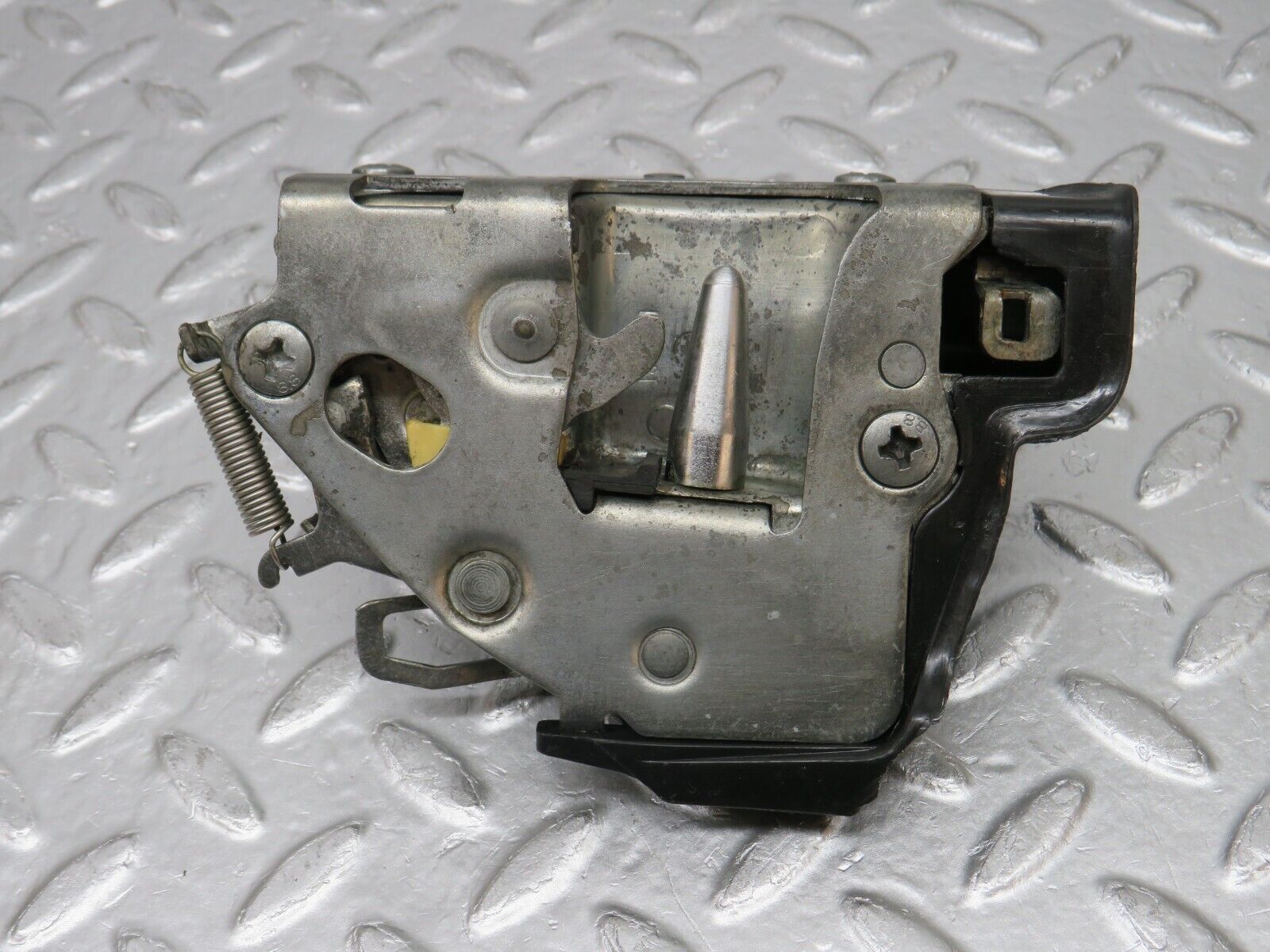 0572 Mercedes-Benz W123 230E Rear Right Door Lock Mechanism 1237330208