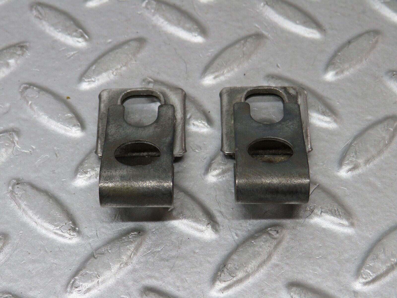 36245 Mercedes-Benz W126 420SE Fuel Injector Bracket 2x