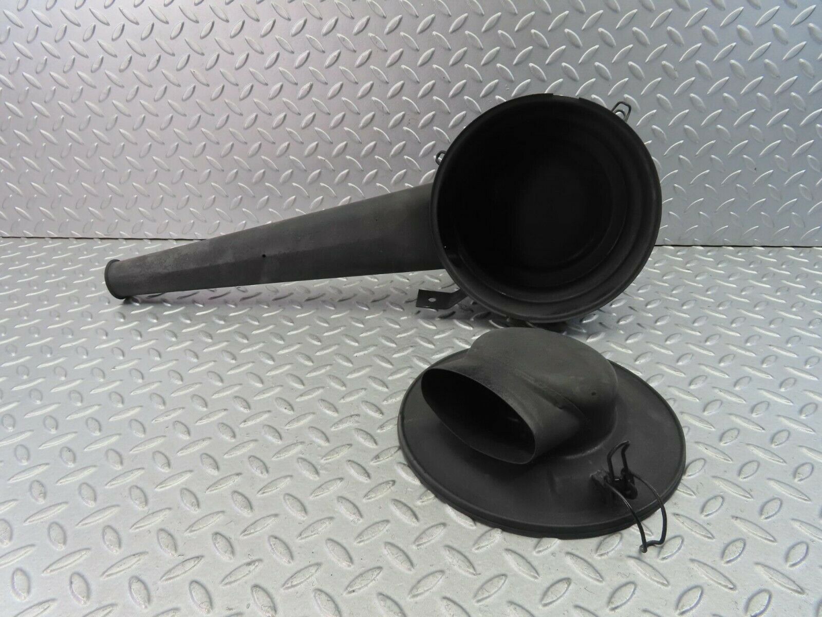 8592 Mercedes-Benz W115 Air Filter Housing 0060947802