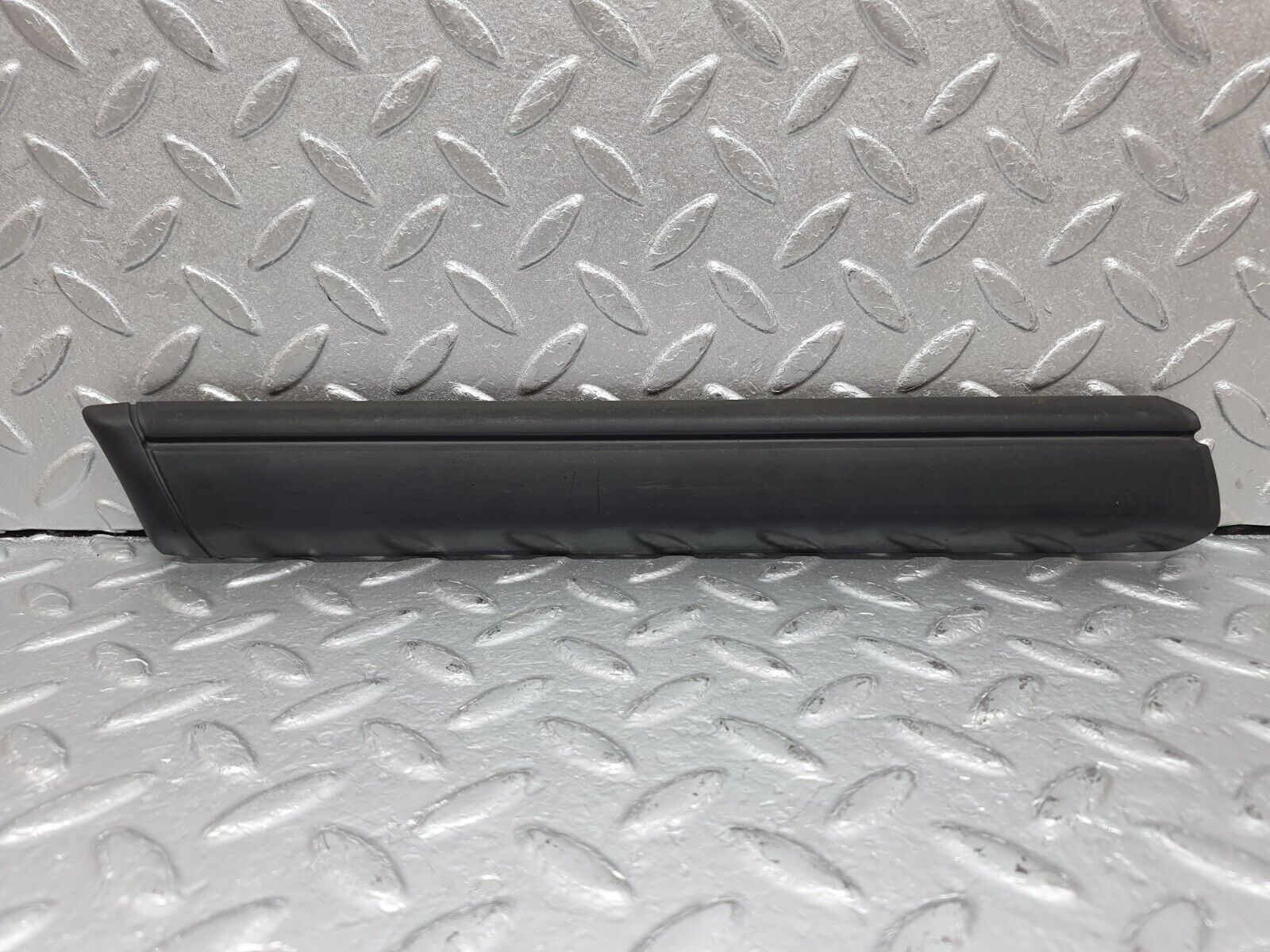 41426 Mercedes-Benz W124 200E Front Left Fender Wing Centre Moulding Trim