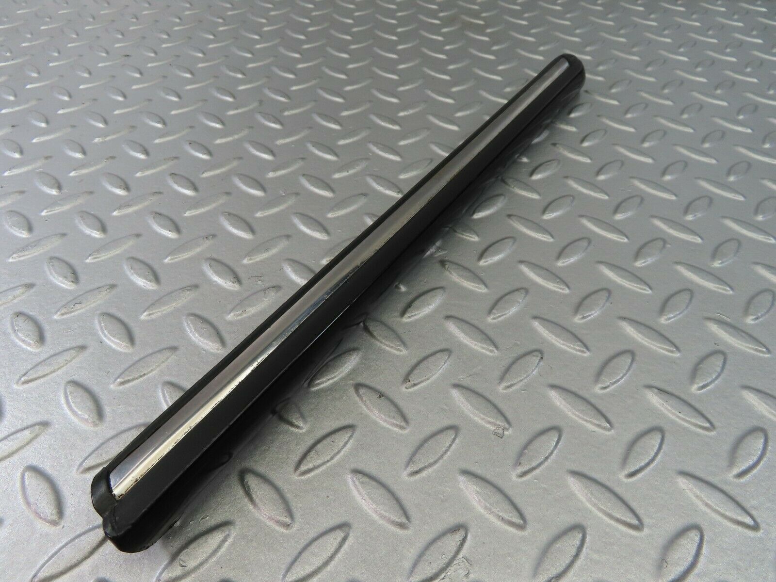 7264 Mercedes-Benz W116 450SE Front Right Fender Wing Centre Chrome Trim