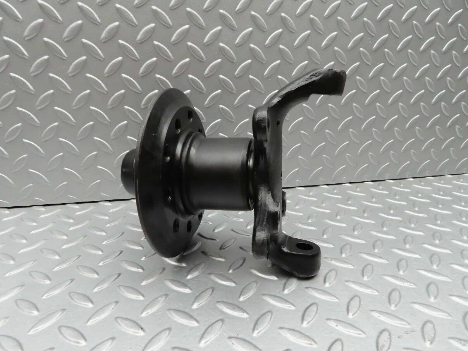 3427 Mercedes-Benz W115 220D Front Left Wheel Hub