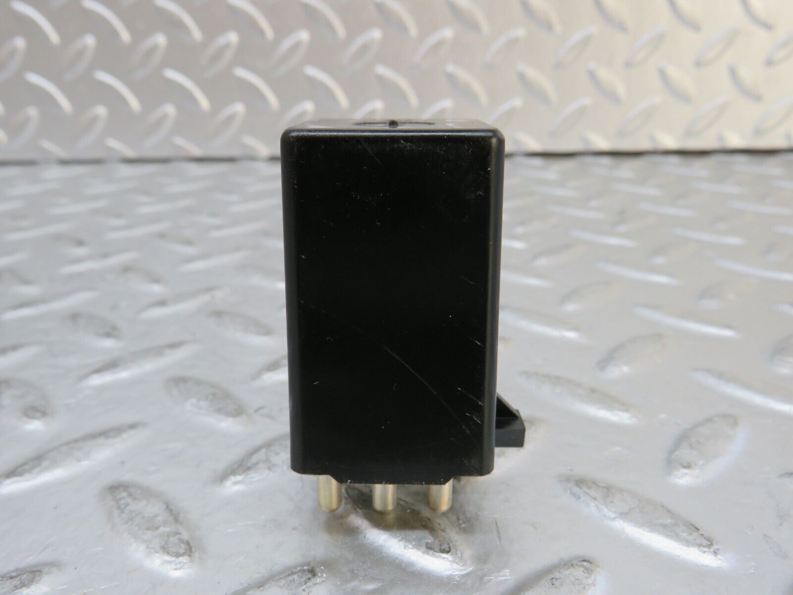 26911 Mercedes-Benz W123 240D Intermittent Wiper Relay 0008210863