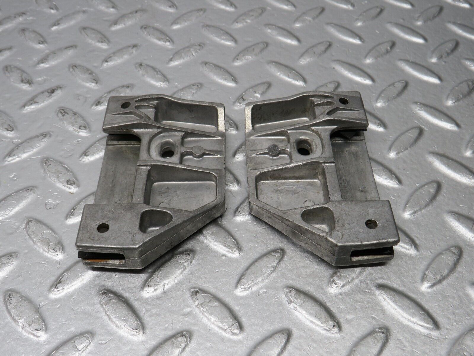 39728 Mercedes-Benz R129 320SL Coupe Door Window Guide Bracket 1247250132 1247250232