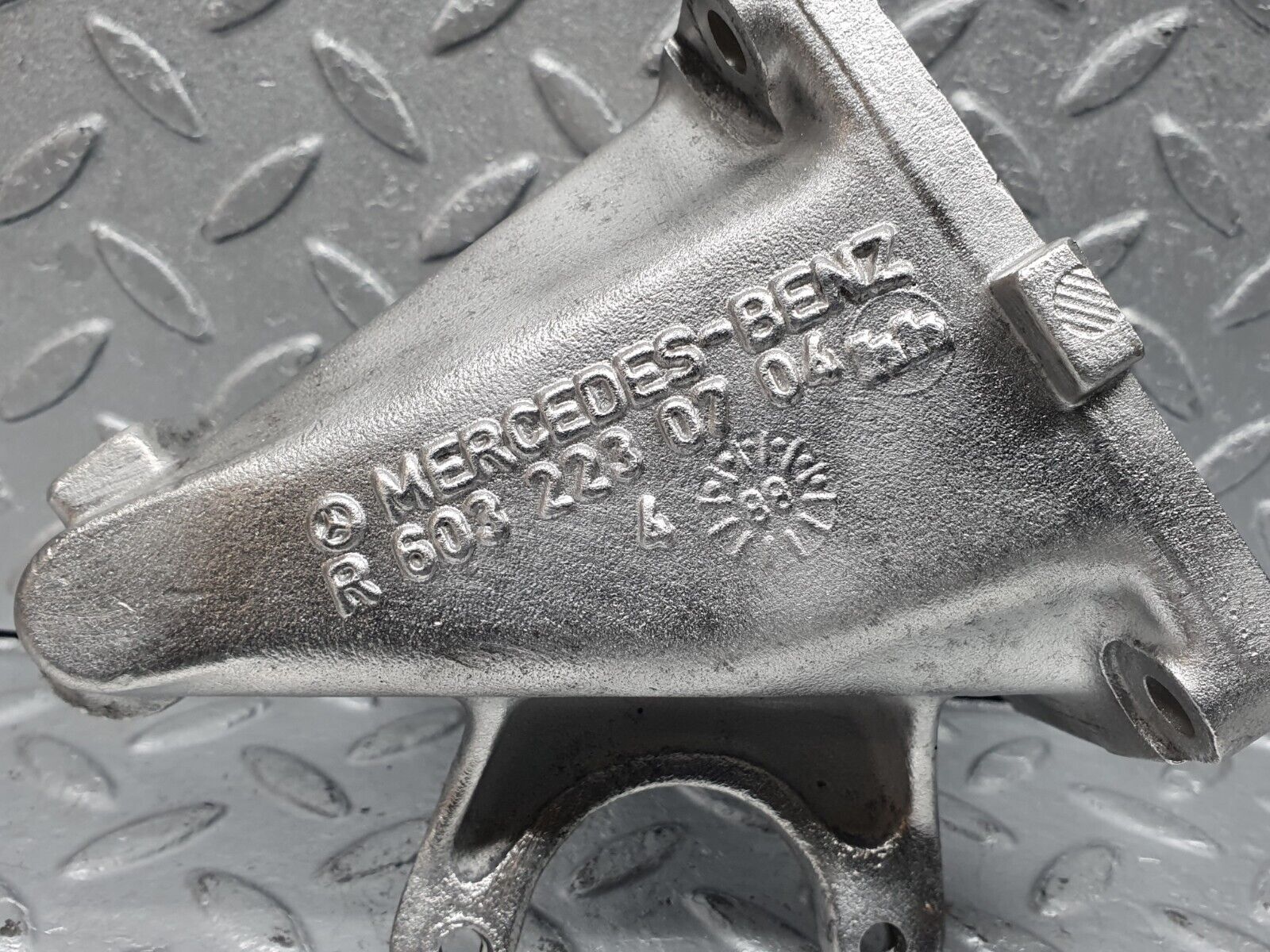 41012 Mercedes-Benz W126 300SE Engine Mount Bracket Right Side 6032230704