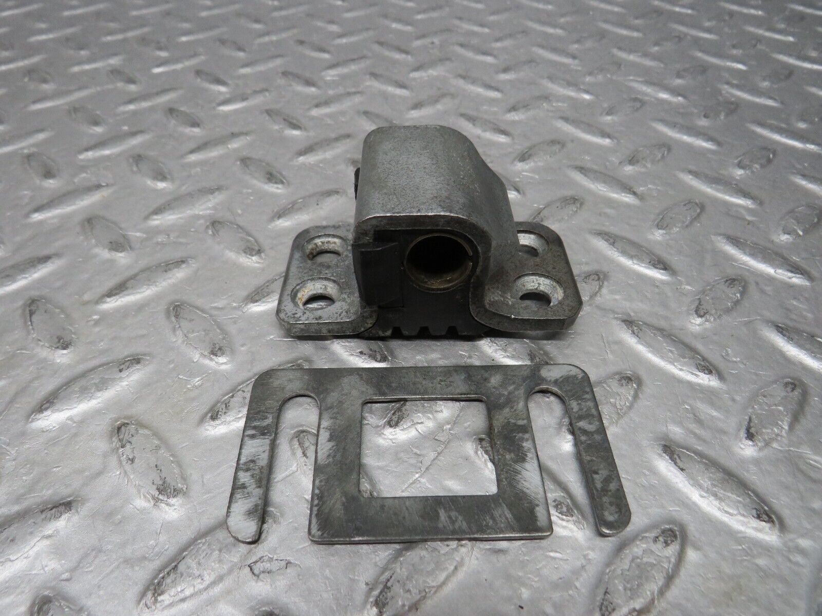 37093 Mercedes-Benz C126 420SEC Coupe Door Lock Latch Left