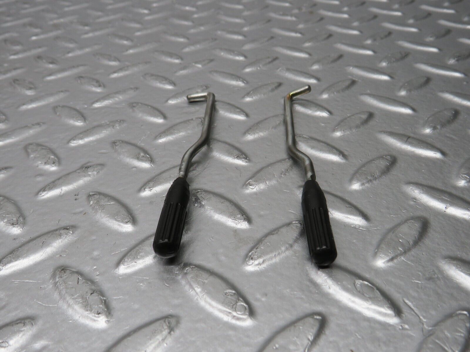 31628 Mercedes-Benz W201 190LE 1.8L Front Door Lock Knob Pair