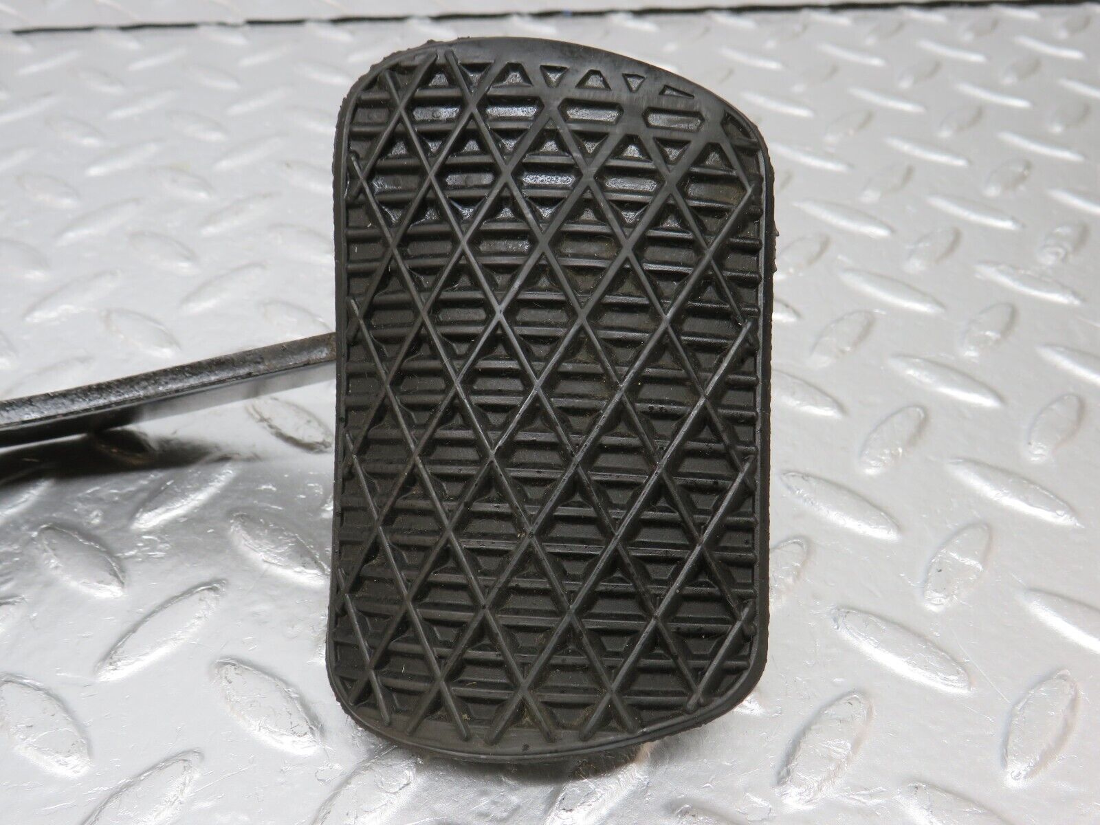 34096 Mercedes-Benz W124 260E Brake Pedal With Rubber 1232910082