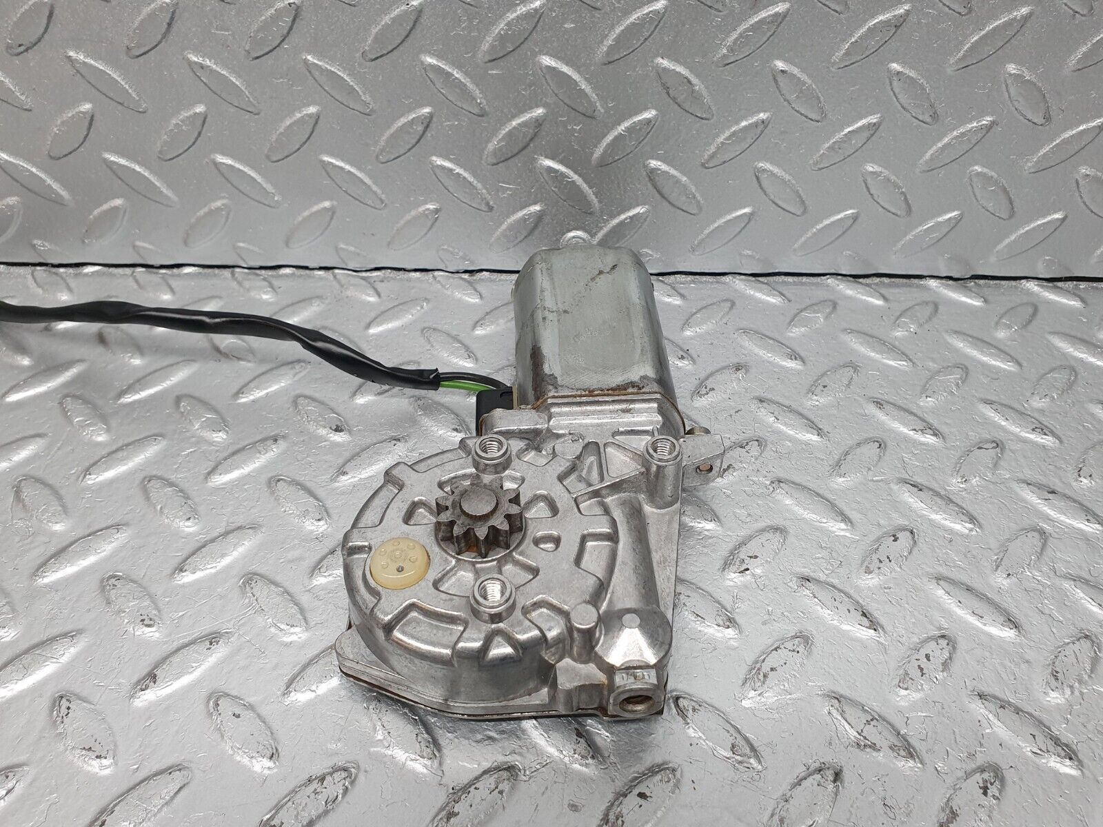 41003 Mercedes-Benz W126 300SE Rear Right Window Regulator Motor Bosch 0130821036