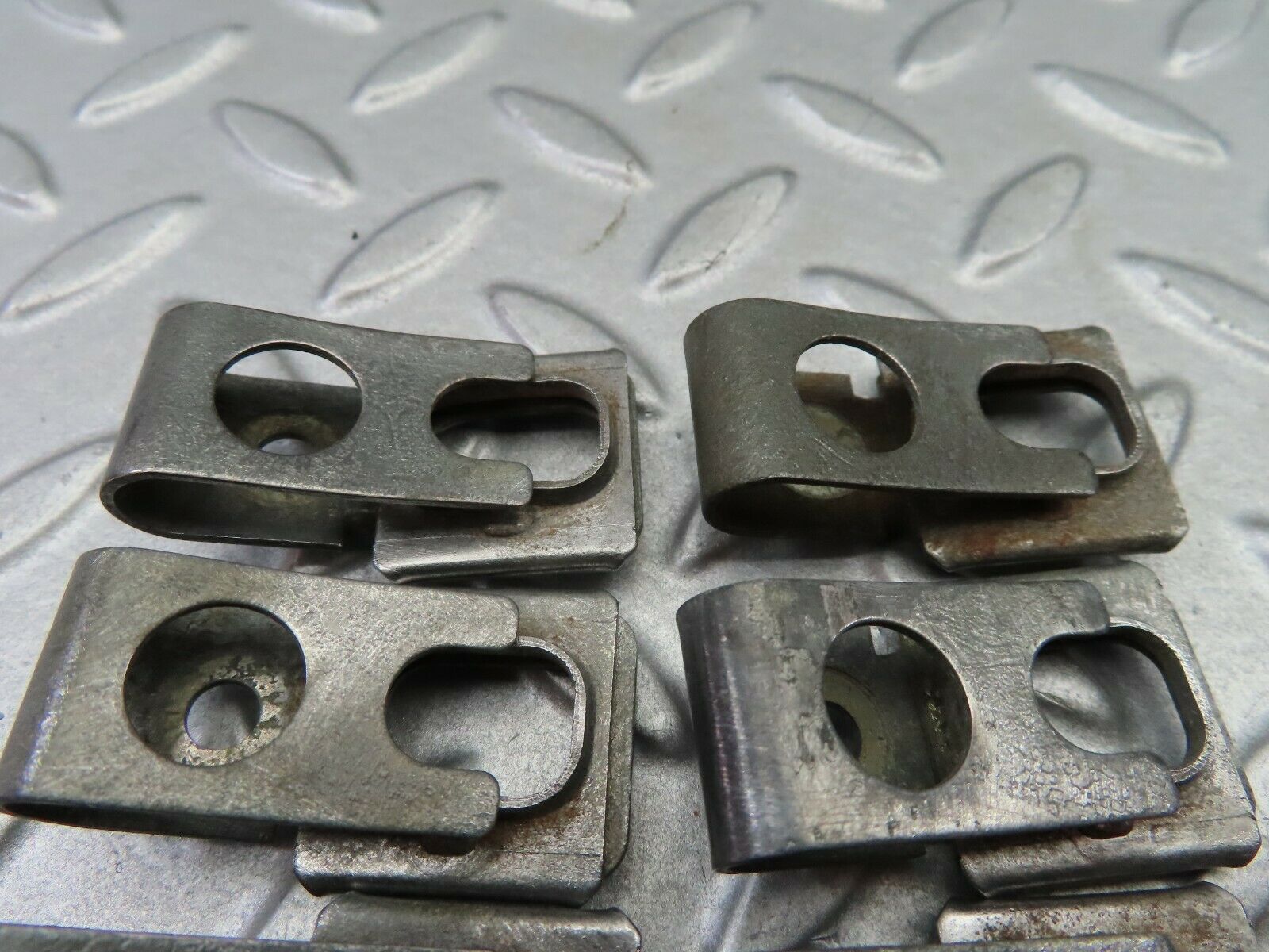 6252 Mercedes-Benz W126 380SE Fuel Injector Bracket Holder Set