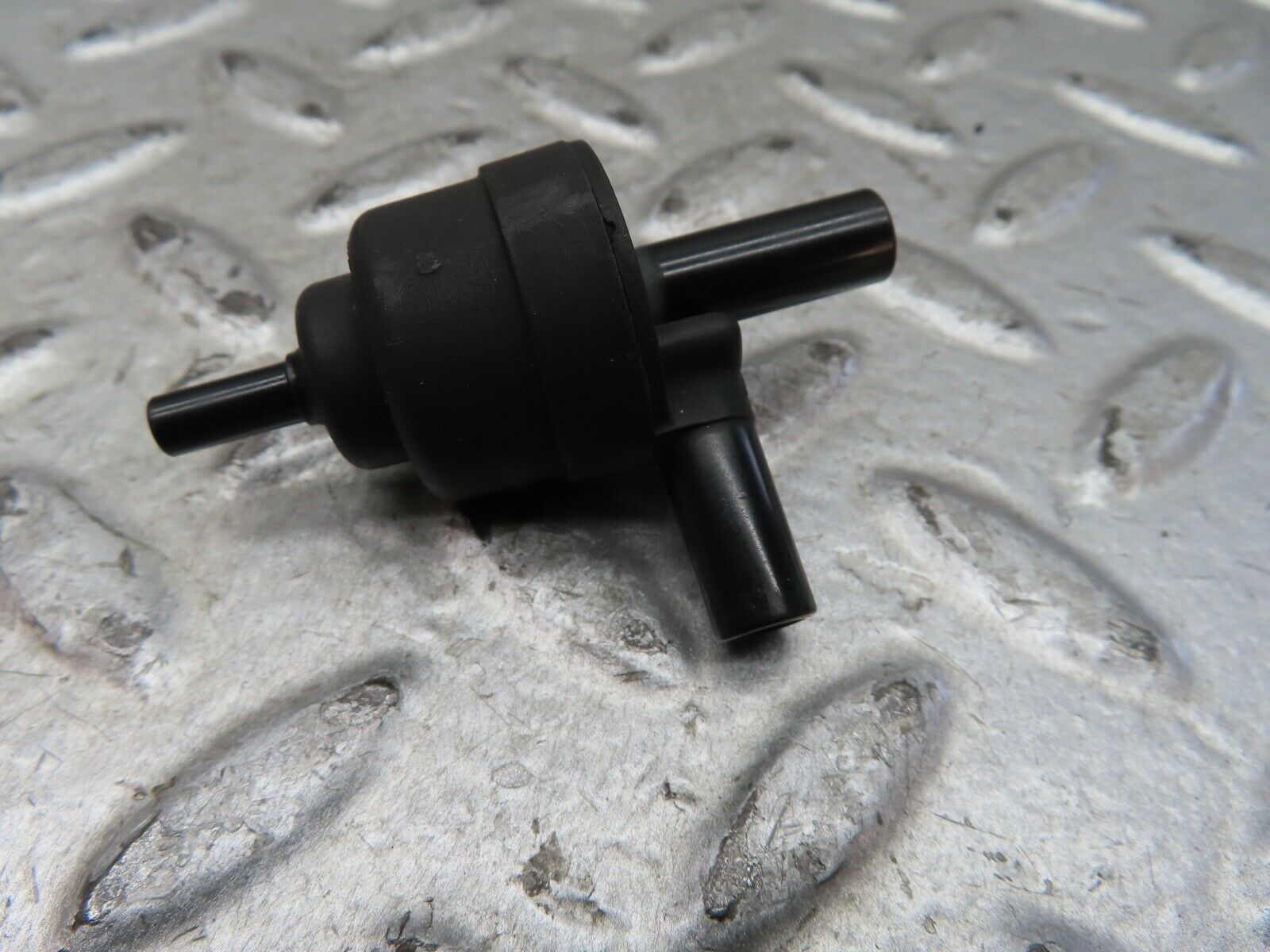 19752 Mercedes-Benz C140 CL420 Coupe Engine Crankcase Vent Valve 1074700893