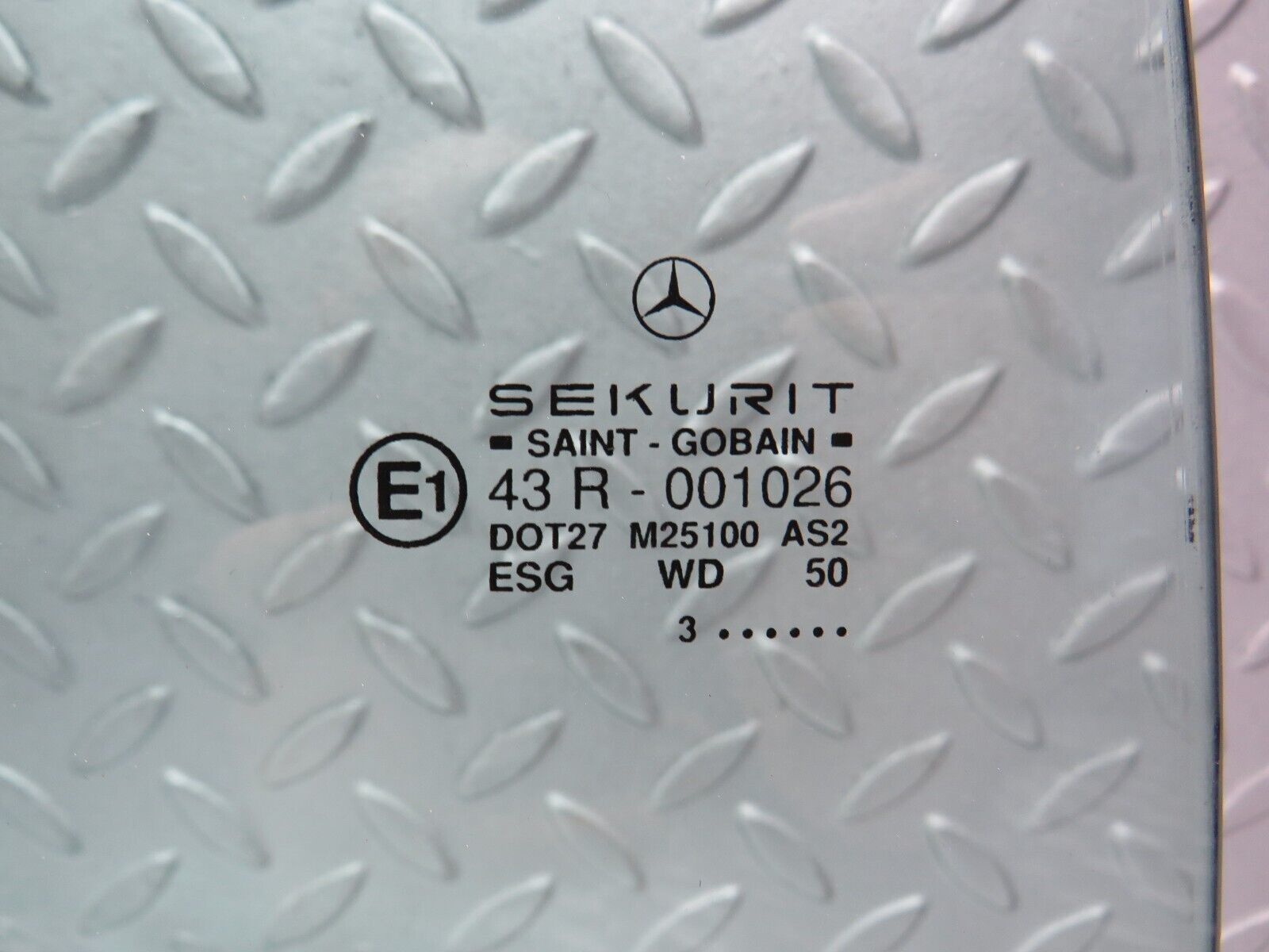 37874 Mercedes-Benz A124 320E Cabriolet Front Right Door Window Glass