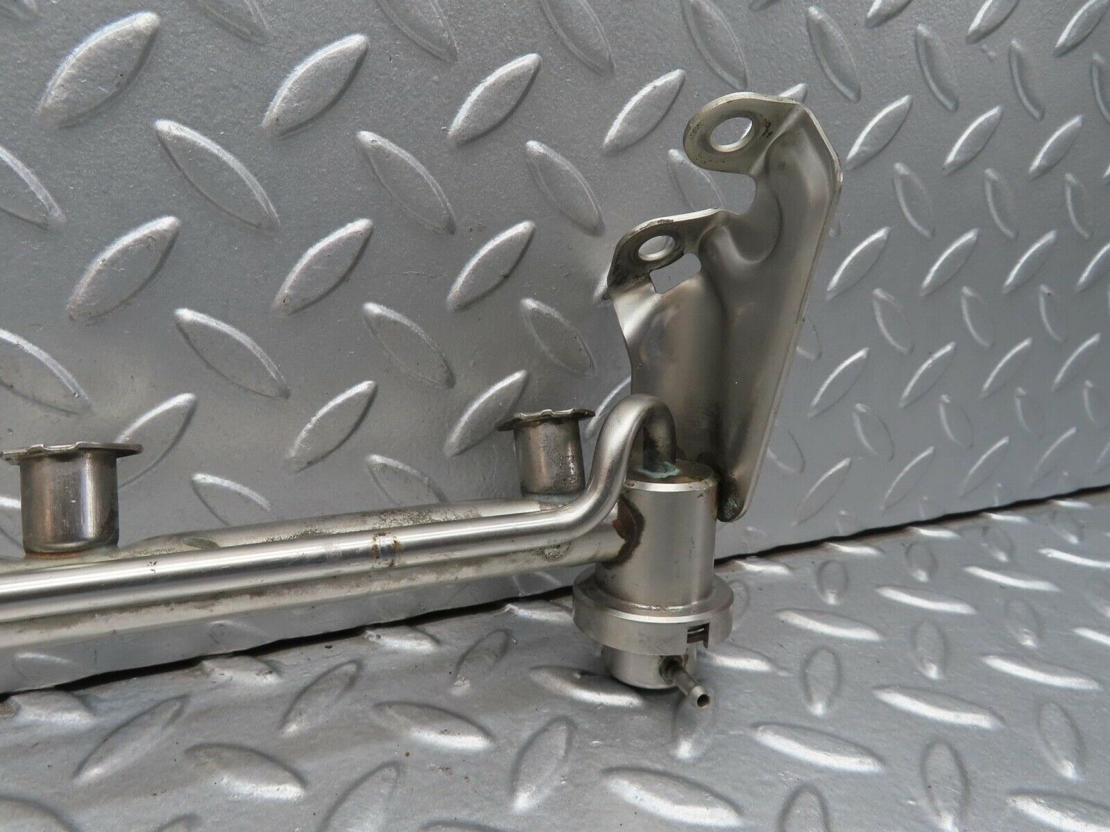 15074 Mercedes-Benz W140 S320 Fuel Injector Rail With Fuel Pressure Regulator